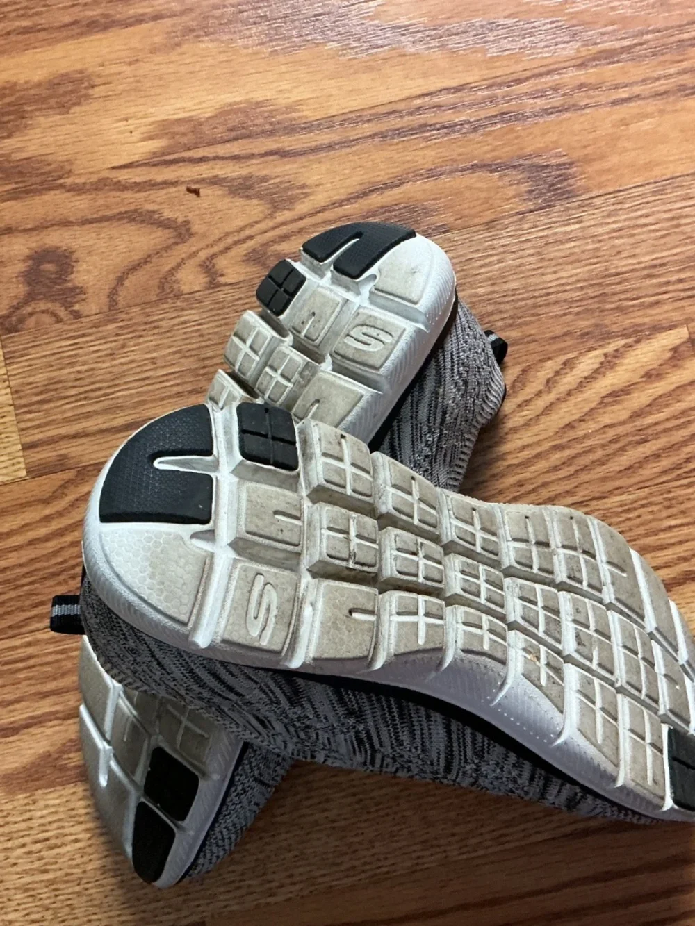 Skechers black white